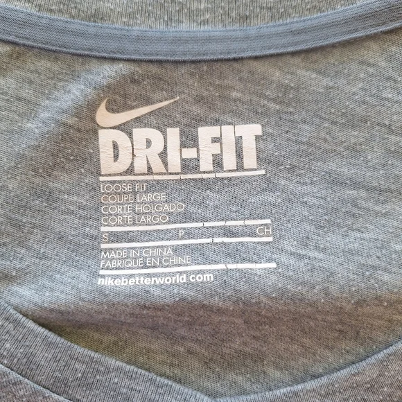 Nike Women's Gray V-Neck Dri fit T-Shirt Small *D3 - Picture 6 of 6